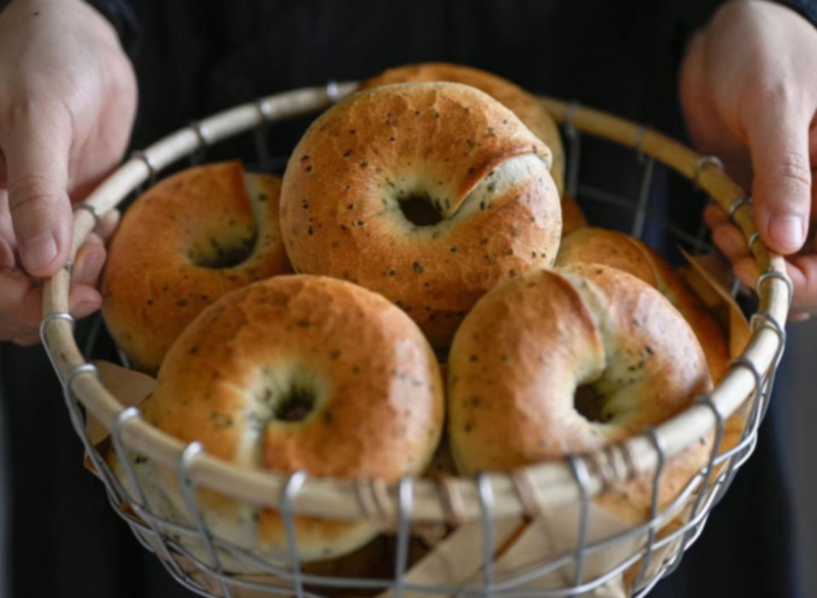 Walnut-&-Raisin-Bagel